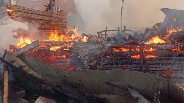 При тушении пожара в жилом доме в Иркутской области погибли двое сотрудников МЧС