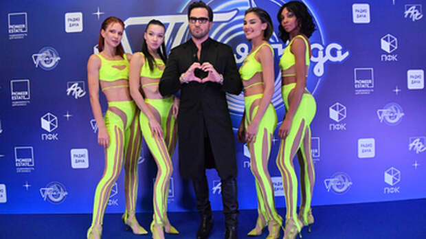 Ревва флиртует с поклонницами на корпоративе