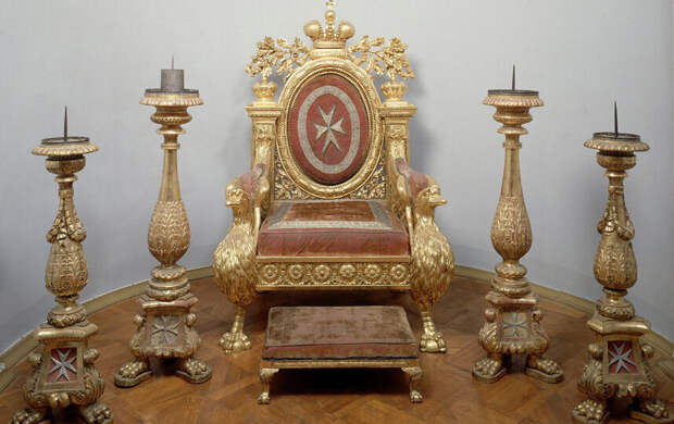 Посетителю Эрмитажа выставили счет на 847 тыс. рублей за отдых на троне