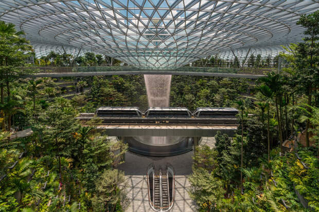 Уникальное сооружение Jewel Changi Airport в известном аэропорту