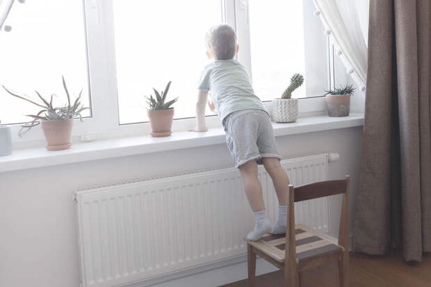 78.ru: в Петербурге прохожие поймали ребенка, выпавшего из окна квартиры