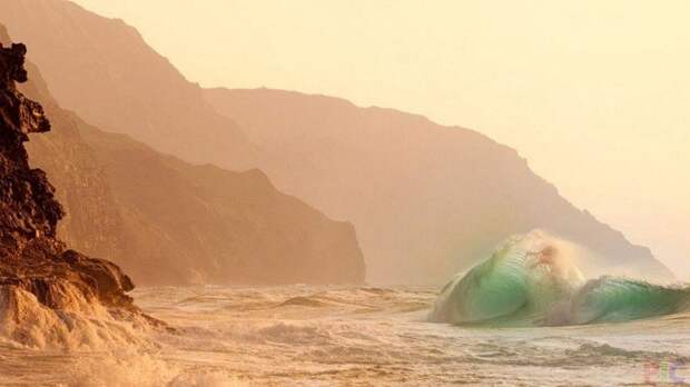 Волны прибоя у скал затерянного острова