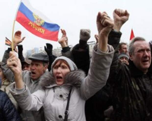 Митингующие в Луганске требуют отделения Донбасса и ввода российских войск