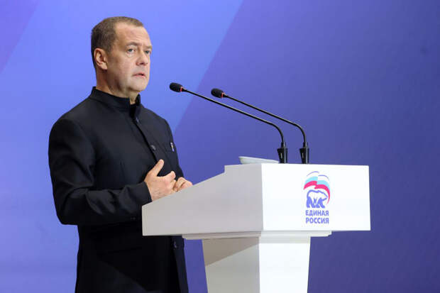 Председатель "Единой России" Дмитрий Медведев поддержал изучение ИИ в школе