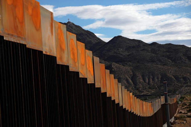 За границей тщательно следят: на фотографии видны новые секции стены, построенные в ходе последнего этапа реконструкции граница, мексика, сша