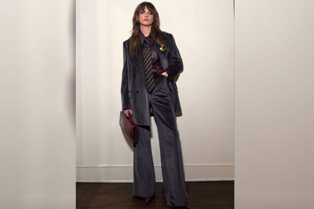 Модель Кара Деревень выложила фото с рваной челкой и стрижкой