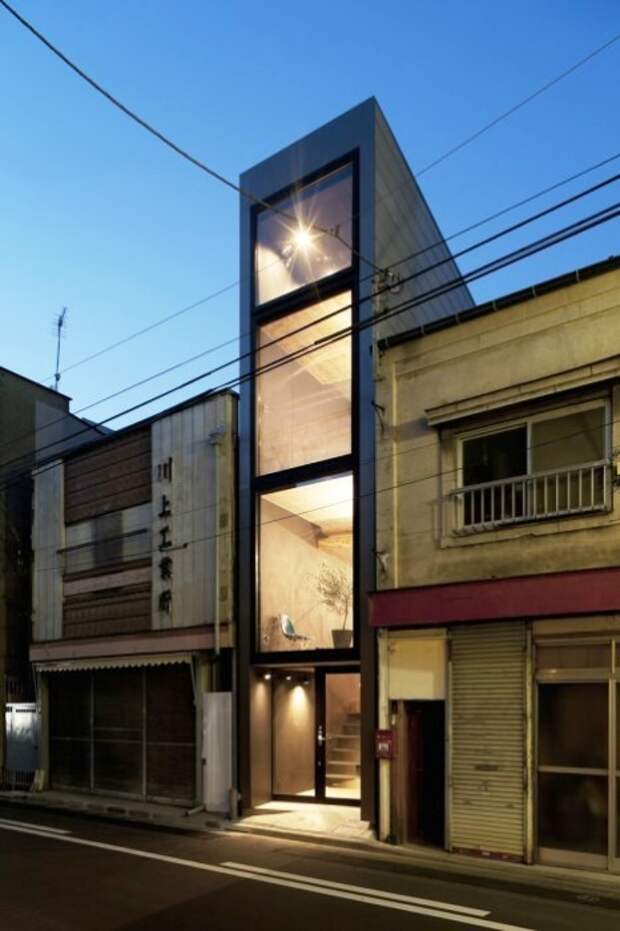 Огромные окна позволили создать объемное пространство («Ultra-Narrow House», Япония). | Фото: weburbanist.com. 