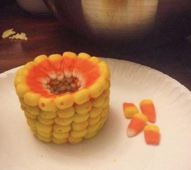Конфеты кенди корн (candy corn, в переводе - сладкая кукуруза), популярные в США, образуют кукурузу, если сложить их друг на друга Конфеты кенди корн (candy corn, в переводе - сладкая кукуруза), популярные в США, образуют кукурузу, если сложить их друг на друга
