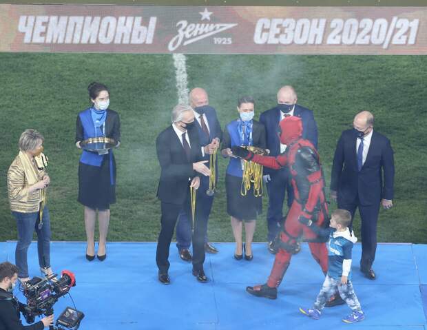 Дзюба вышел на вручение медалей чемпионата России в костюме Дэдпула