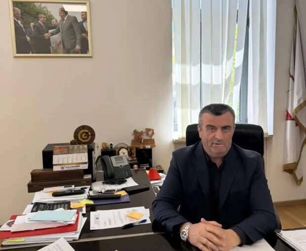 Мэр Сербской Власеницы Мирослав Кралевич сверяет время по тульским часам