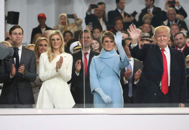 Джаред Кушнер, Иванка, Мелания и Дональд Трампы на инаугурации президента в Вашингтоне 