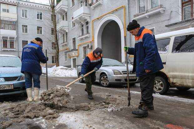 Коммунальщики в ЮВАО до сих пор устраняют последствия снегопадов