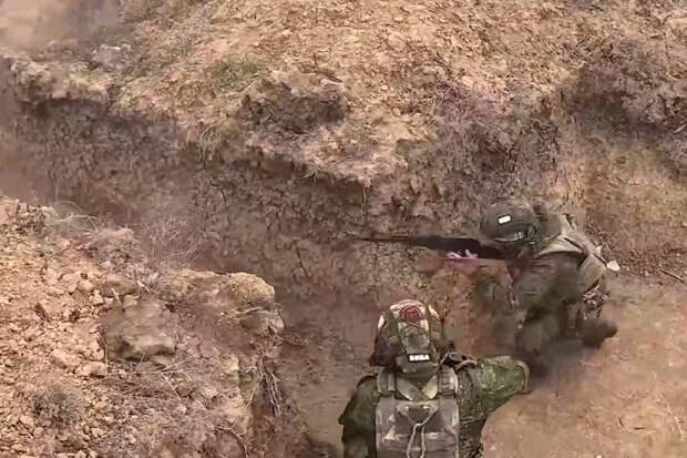 Железная выдержка: связист провел два часа на скользком стволе в ходе военной операции