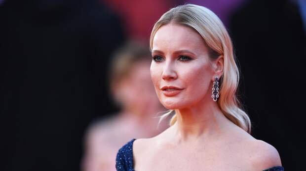 Ведущая Елена Летучая в купальнике попарилась в бане