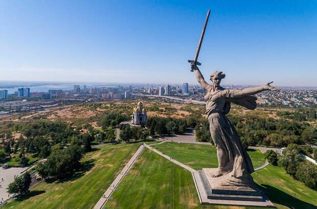 Мамаев курган со статуей «Родина-мать зовет» в Волгограде. Это самая высокая статуя в России, 85 м. На момент строительства, в 1967 году, была самым высоким изваянием в мире в мире, высота, красота, люди, памятник, подборка, статуя, факты