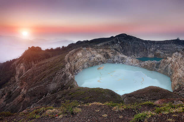 8178264580 0f01a10d1a b Уникальные трехцветные озера в кратере вулкана Келимуту