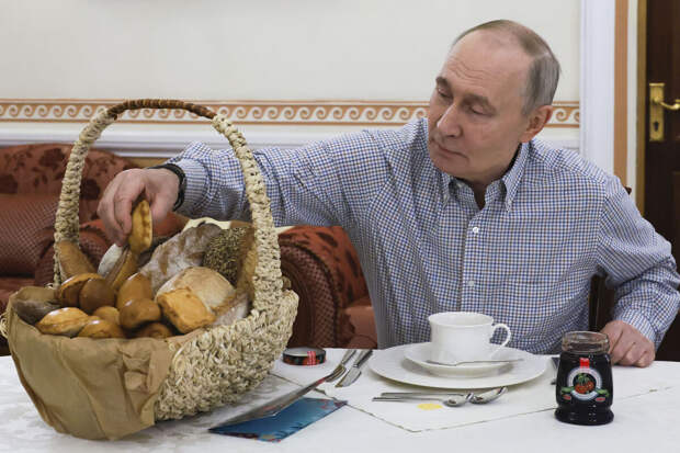 Владелец пекарни "Машенька" рассказал, что Путин ел их сочники с творогом