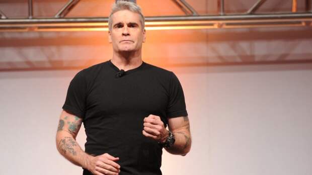 Henry Rollins has apologized for a column criticizing Robin Williams