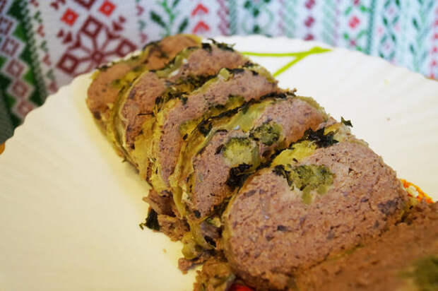Мясной рулет с кабачком и брокколи