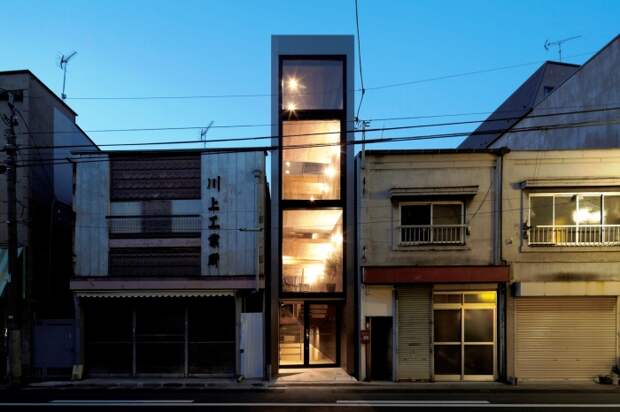 Узкий дом спроектировала японская архитектурная студия YUUA Architects & Associates. | Фото: plataformaarquitectura.cl.