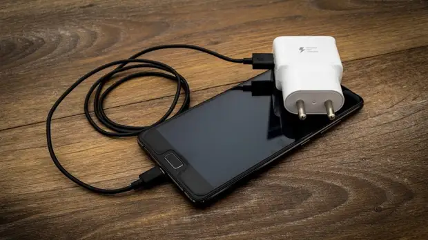 Эксперт оценил сообщения о правильной зарядке смартфонов