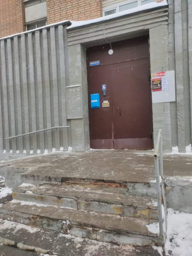 Входную группу дома на Гурьянова расчистили от снега и отремонтировали домофон