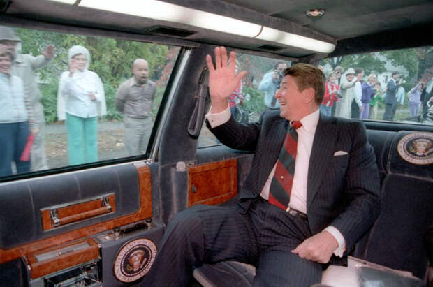 Рональд Рейган и его Cadillac в 1983 году: тоже велюр