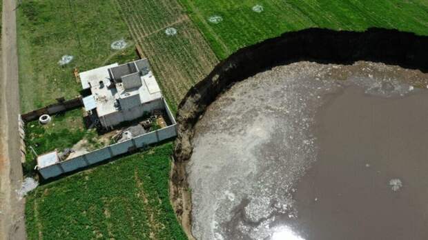 На ферме в Мексике произошел крупный обвал земли. Яма более 60 метров в диаметре. Видео