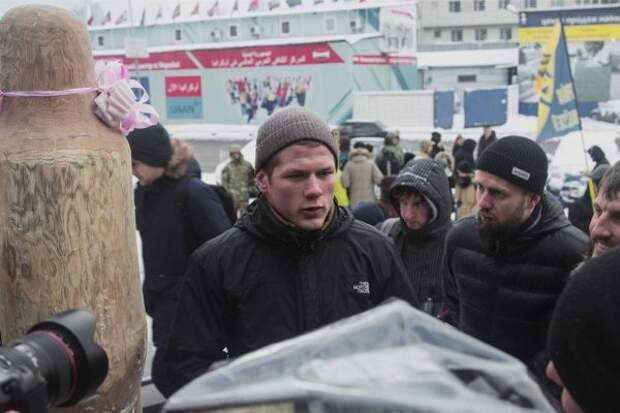 Неонацисты водрузили у представительства ЕС в Киеве деревянный фаллос