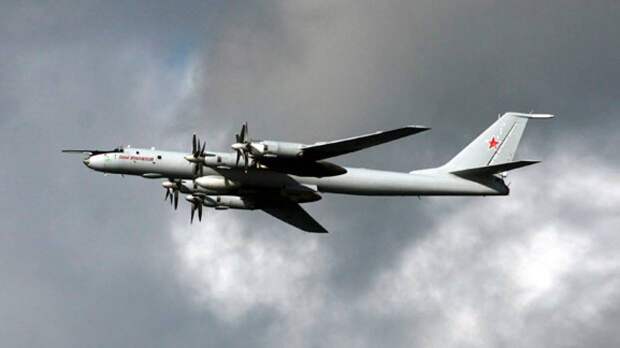 Экипажи самолетов Ту-142 Северного флота ВМФ РФ отработали дозаправку в воздухе