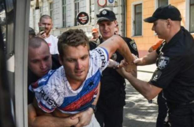 Полицейские стали пособниками фанатичных патриотов по своей воле. Интервью с адвокатом американца, арестованного за футболку с надписью «Russia»