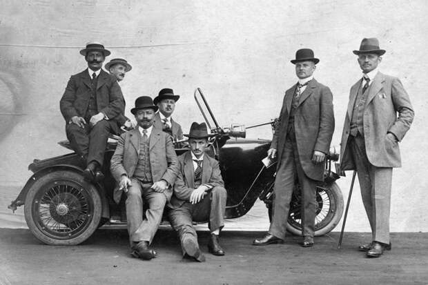 Автосалон в Санкт-Петербурге 1913 года автовыставка, автосалон, ретро фото