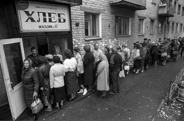 Очередь за хлебом в Чите