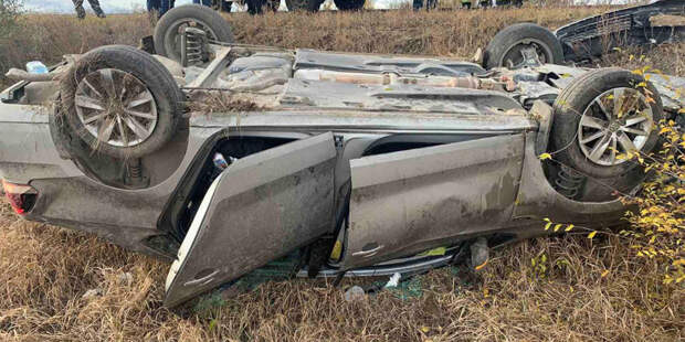 Мужчина и женщина пострадали в перевернувшейся иномарке на трассе под Саратовом