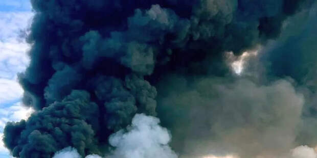 В Днепропетровске продолжают взрываться ёмкости с ГСМ, дым виден и в Запорожье