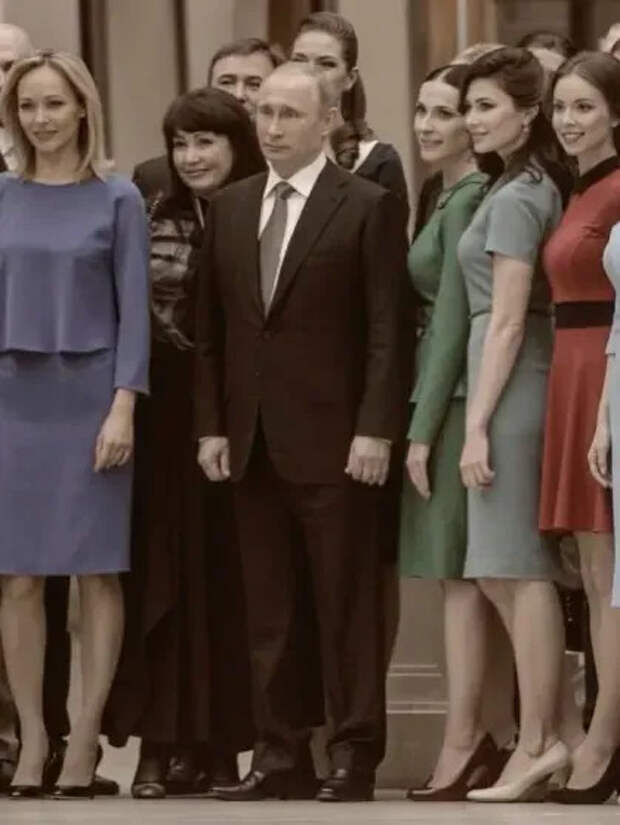 Владимир Путин и Наиля Аскер-заде (на заднем плане)