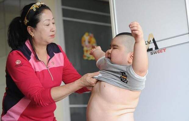Пятилетний "маленький Будда", который самостоятельно зарабатывает деньги себе на лечение