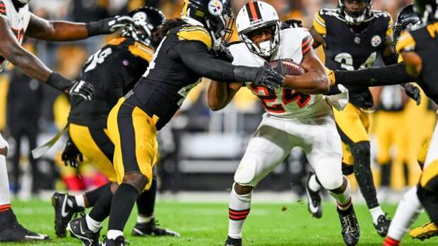 Nick Chubb runs the ball against the Steelers.