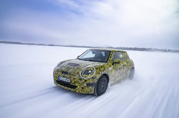 Видео: новый Mini привезли на зимние испытания вместе с предыдущими моделями