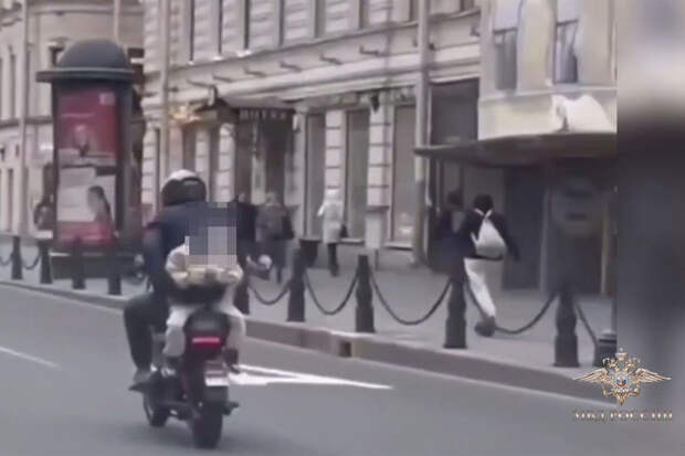 В Петербурге отец провез ребенка на электроскутере по центру города и поплатился