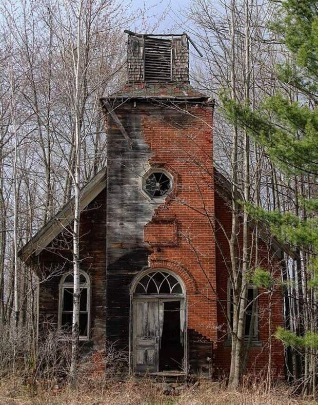 Сгоревная заброшенная церковь в западных штатах США