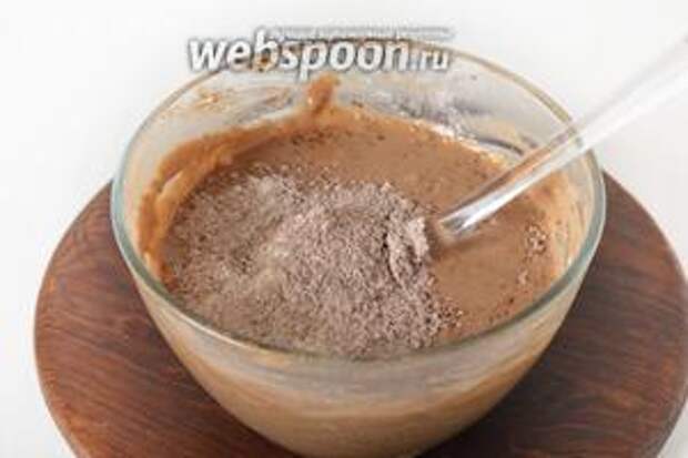 240 грамм муки просеять вместе с разрыхлителем 10 грамм и какао (2 ст. л.), соединить с сахаром 270 грамм и эту смесь подмешать в картофельную массу.