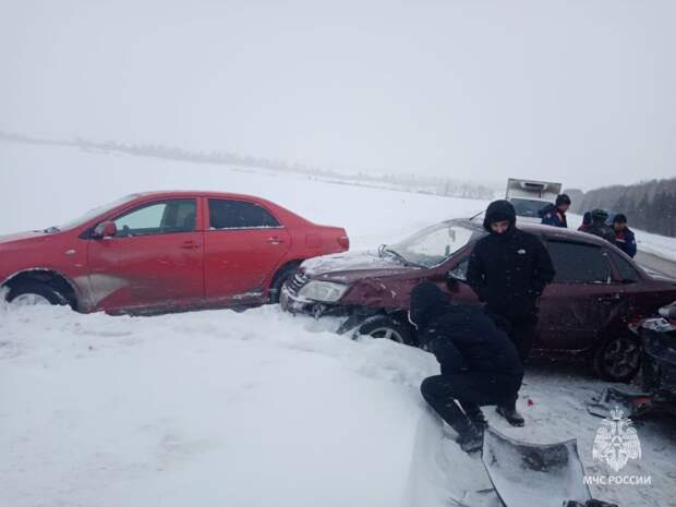 В Республике Башкортостан на трассе в Караидельском районе произошло ДТП с участием четырёх автомобилей: два человека погибли, ещё несколько пострадали, в том числе министр здравоохранения региона Айрат Рахматуллин, его помощник и водитель. «Прибыв на место, сотрудники МЧС России и Госкомитета РБ по ЧС произвели деблокирование и оказали первую помощь пострадавшим», – сообщили в МЧС региона.