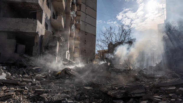 «Бомбят наш дом»: Израиль атаковал ливанский город Тир