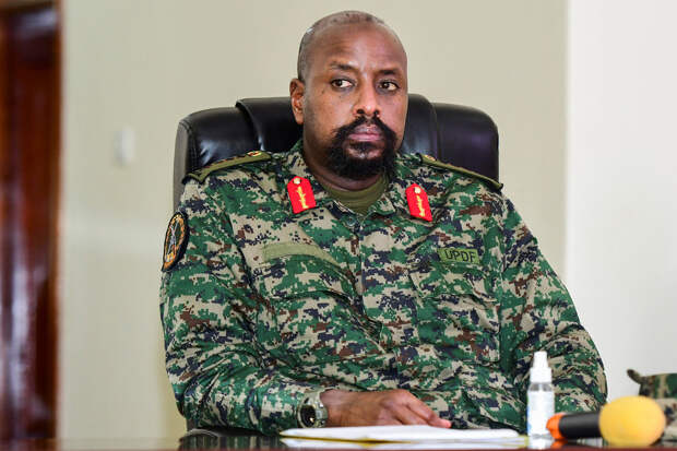 Министр обороны одной страны пригрозил арестом встающим на колено перед женщиной мужчинам