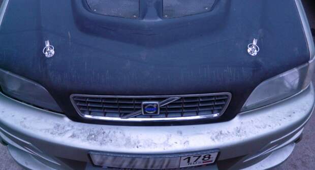 Что делать, если заклинило замок капота