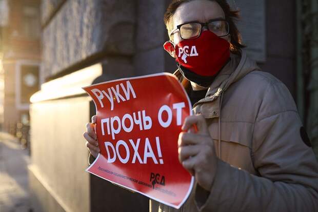 Суд запретил редакторам Doxa пользоваться интернетом и выходить из дома