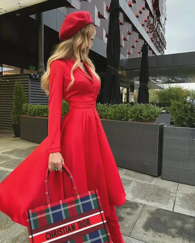 15 беспроигрышных примеров как стильно носить красное платье весной