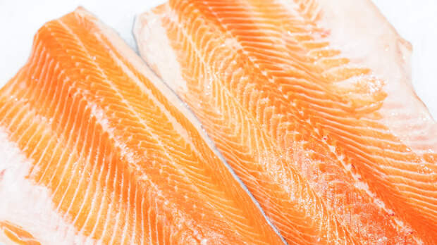 Потеря зрения и паразиты: врач раскрыл опасность сырой и слабосоленой рыбы