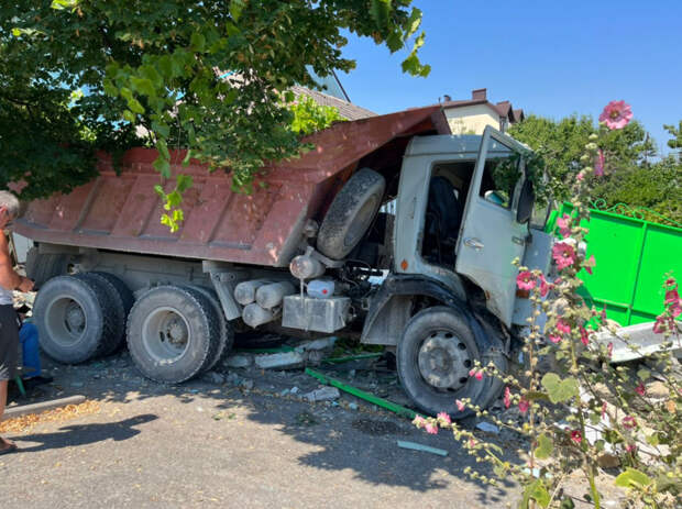 В Новороссийске грузовик влете в опору ЛЭП и жилой дом: водитель выпал из кабины